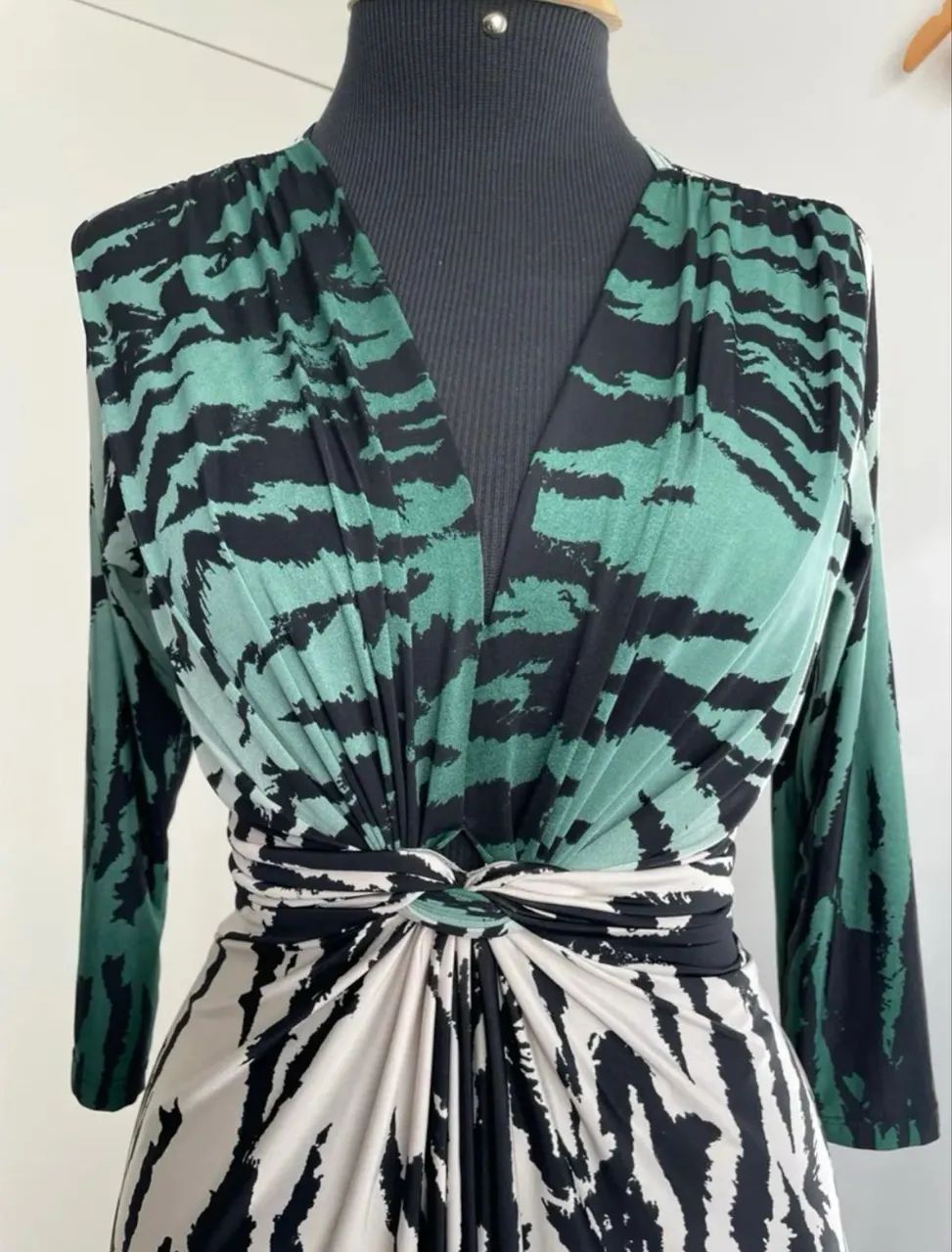 Vestido midi estampado com amarração tam P Sofisticata - Foto 2