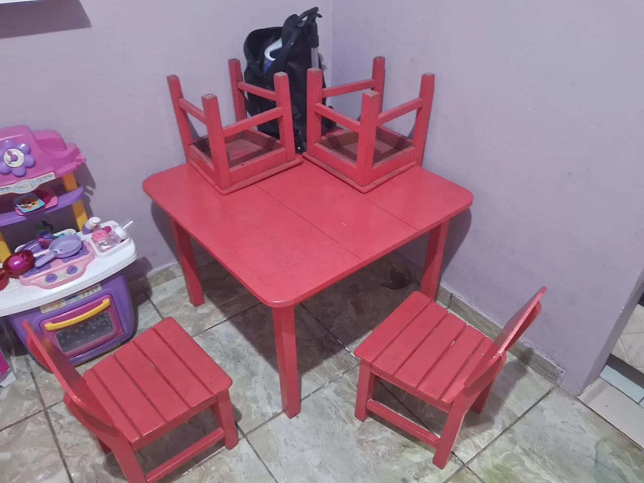 Mesa infantil com 4 cadeiras madeira pura 250$ não entrego apenas venda