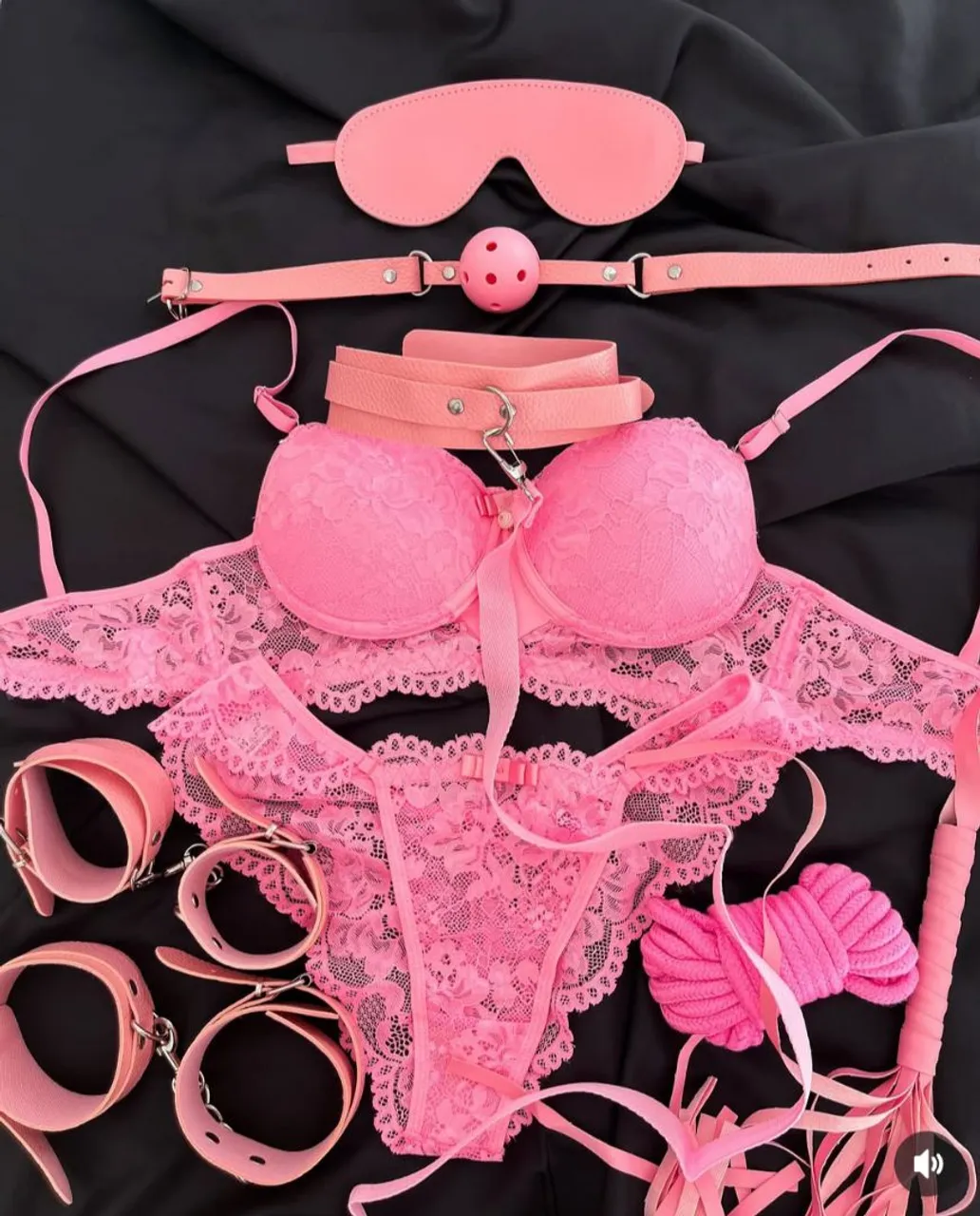 Conjunto de lingerie rosa com renda - Novo