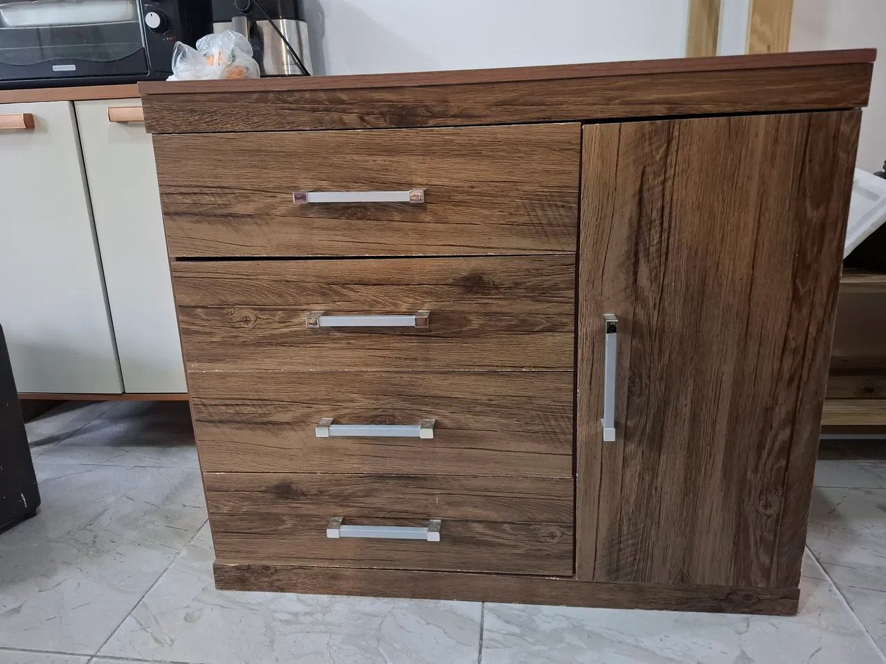 Cômoda com gavetas e porta em madeira