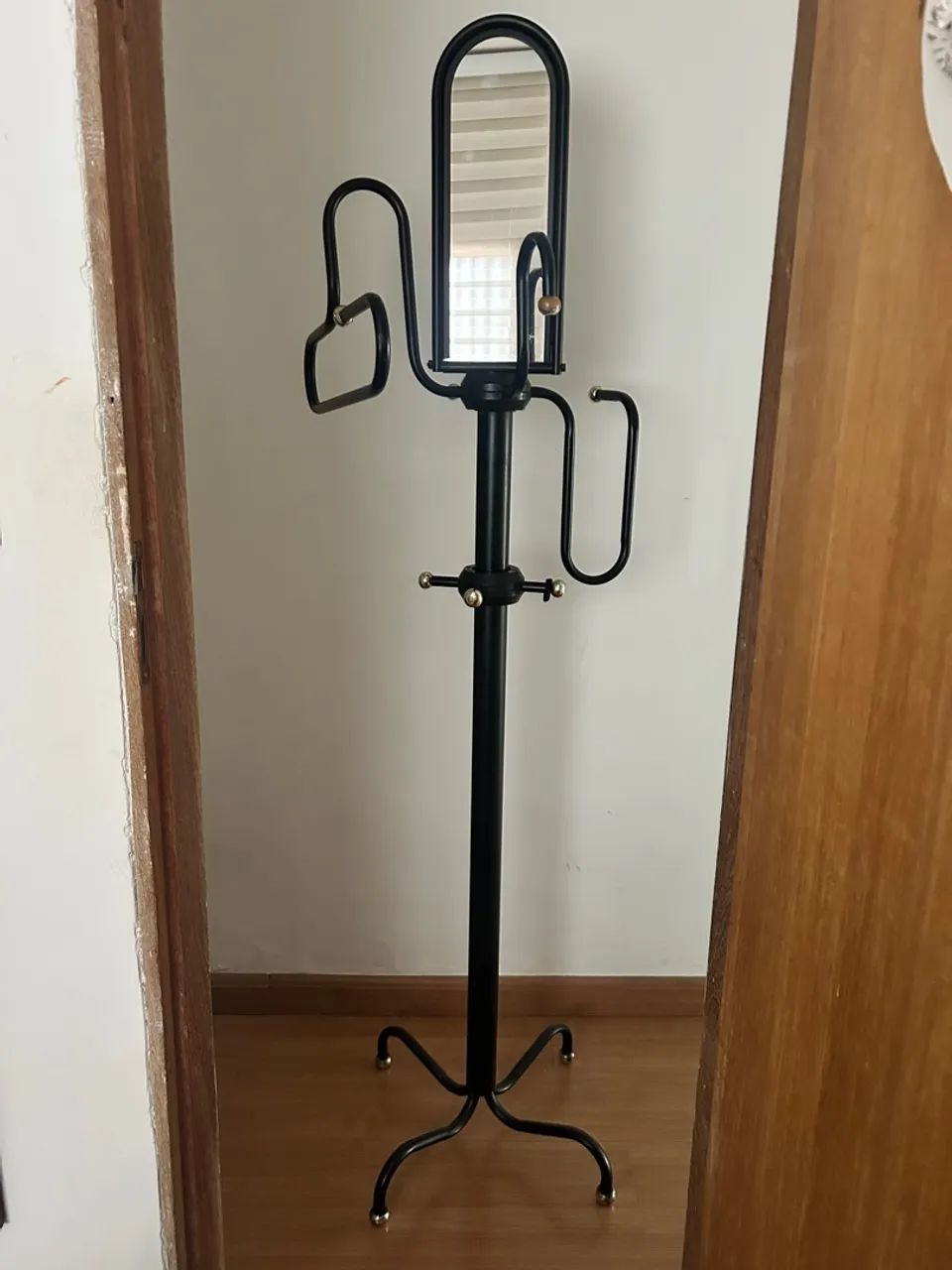 Cabideiro de chão com espelho