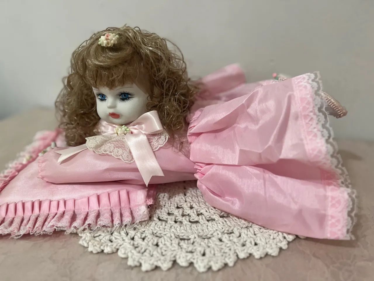 Boneca de porcelana deitada 45cm. - Foto 5