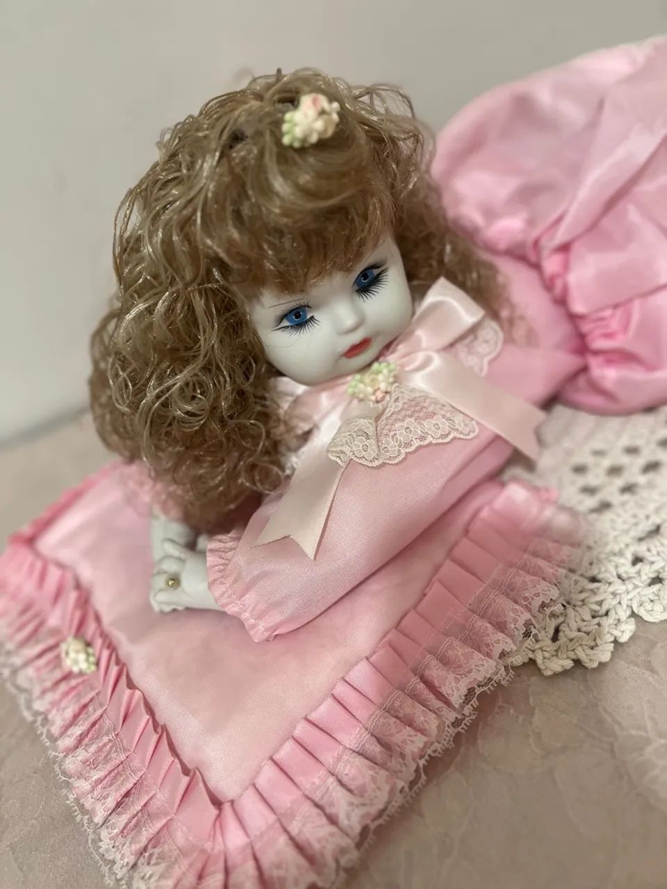 Boneca de porcelana deitada 45cm. - Foto 2
