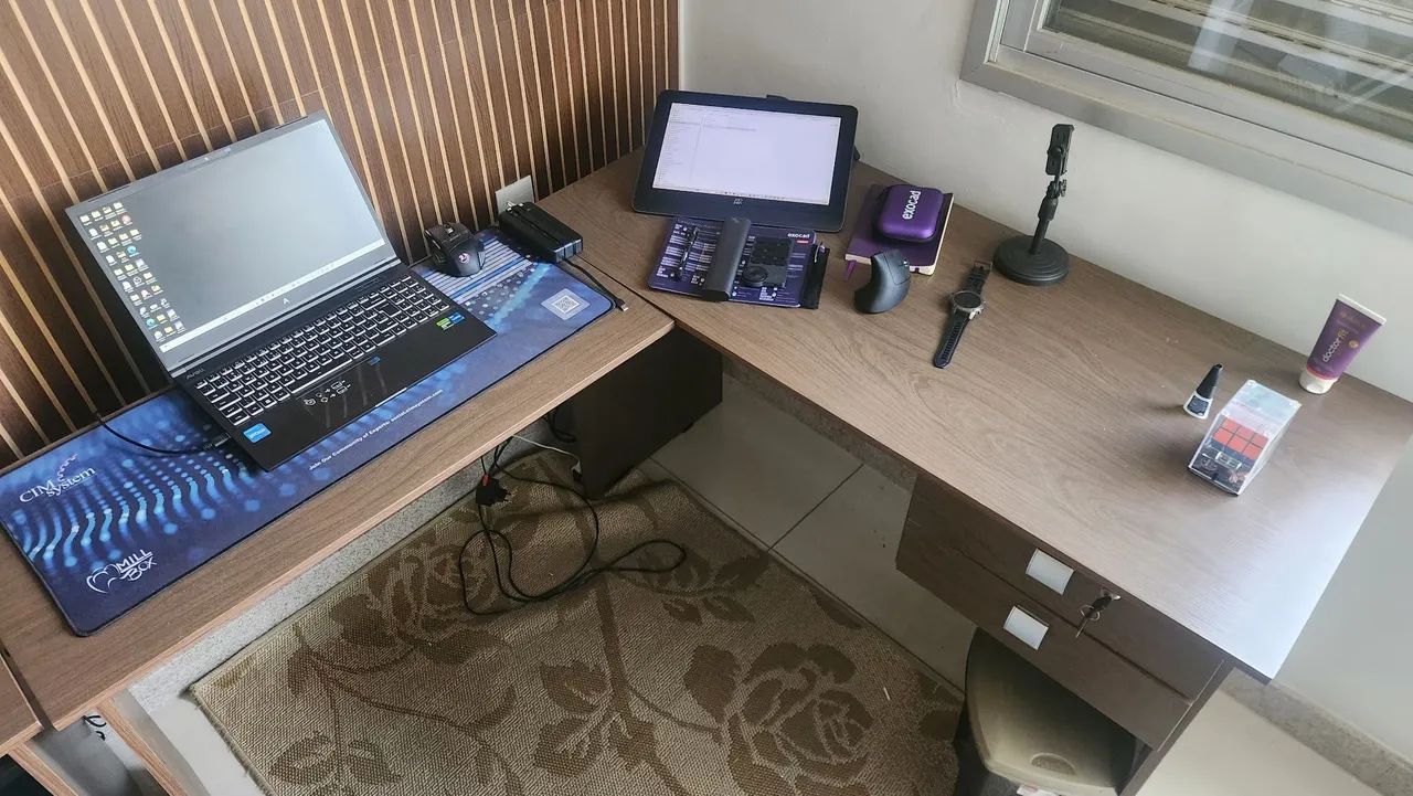 Mesa em "L" para escritório 