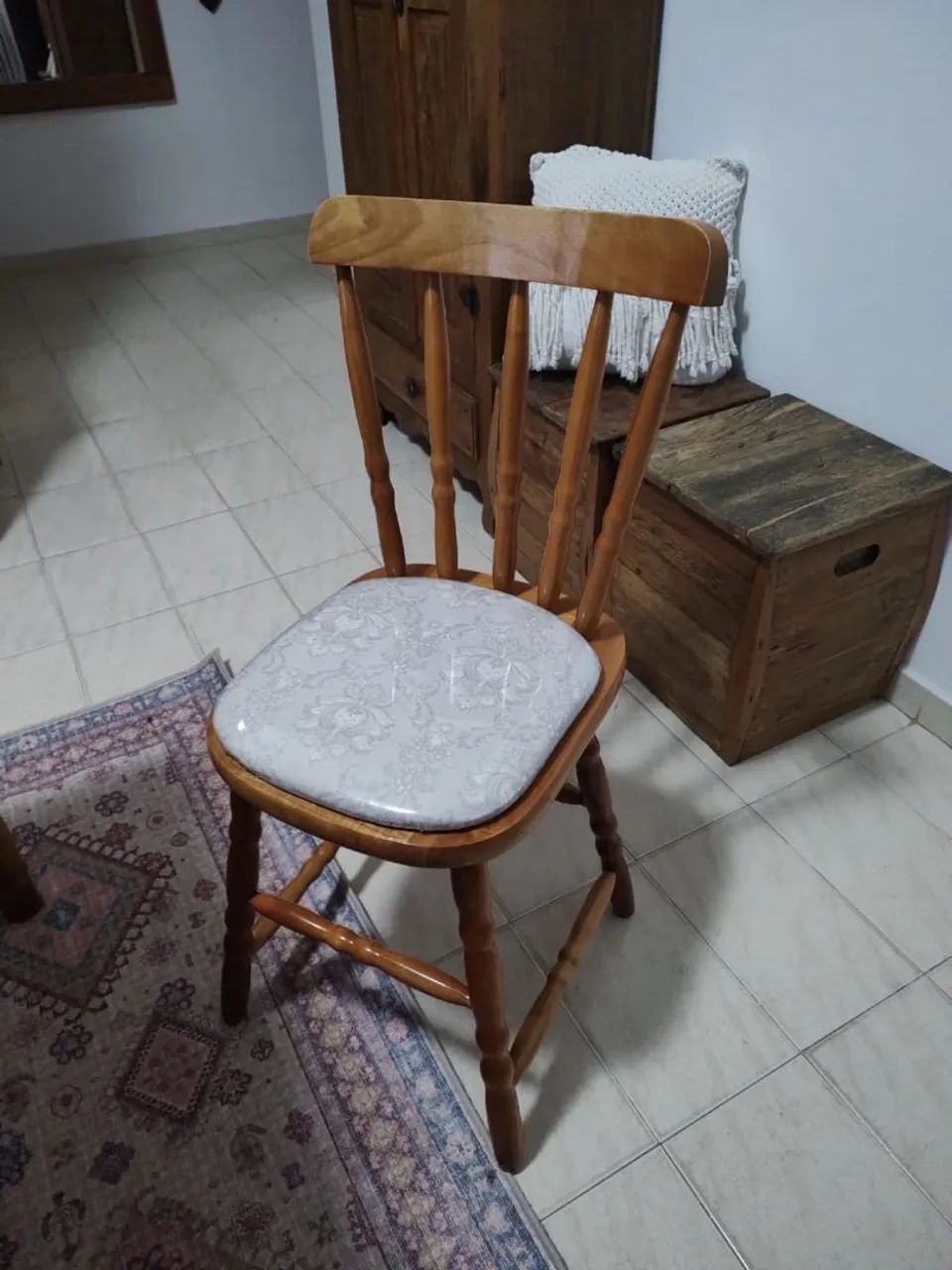 Jogo de mesa com 6 cadeiras de madeira maciça - Foto 4