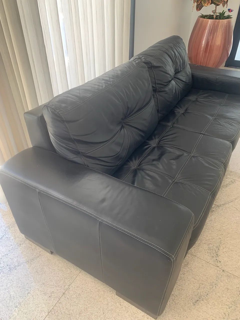 Vendo sofá de couro 3 lugares - Foto 5