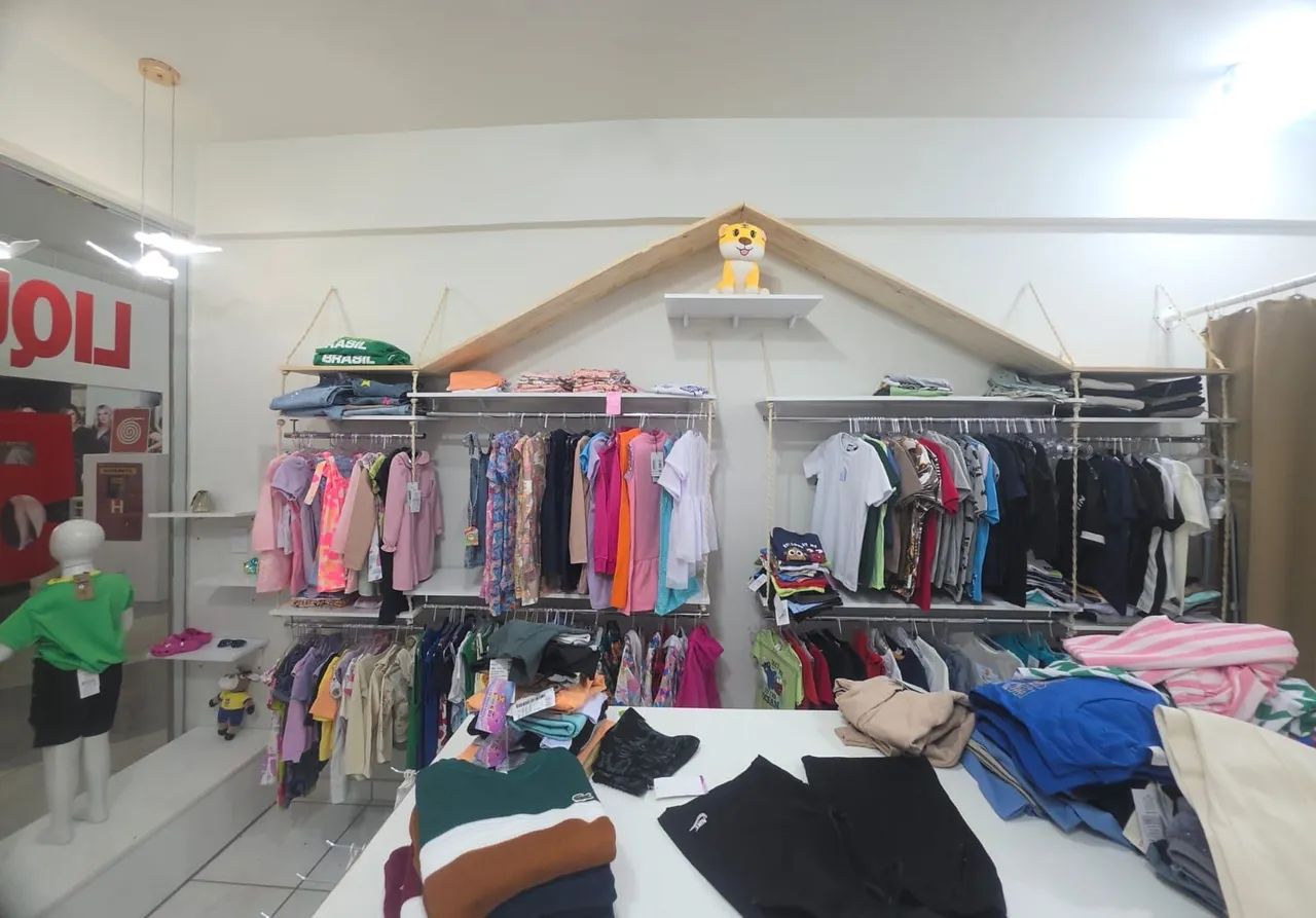 2 Prateleiras e Cabideiro loja roupa formato casinha Extra - Foto 2