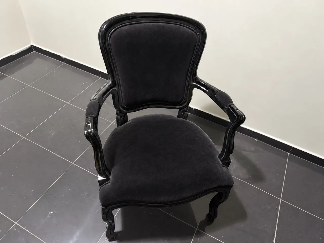 Poltrona estilo Luís XV preta com braços e estofado