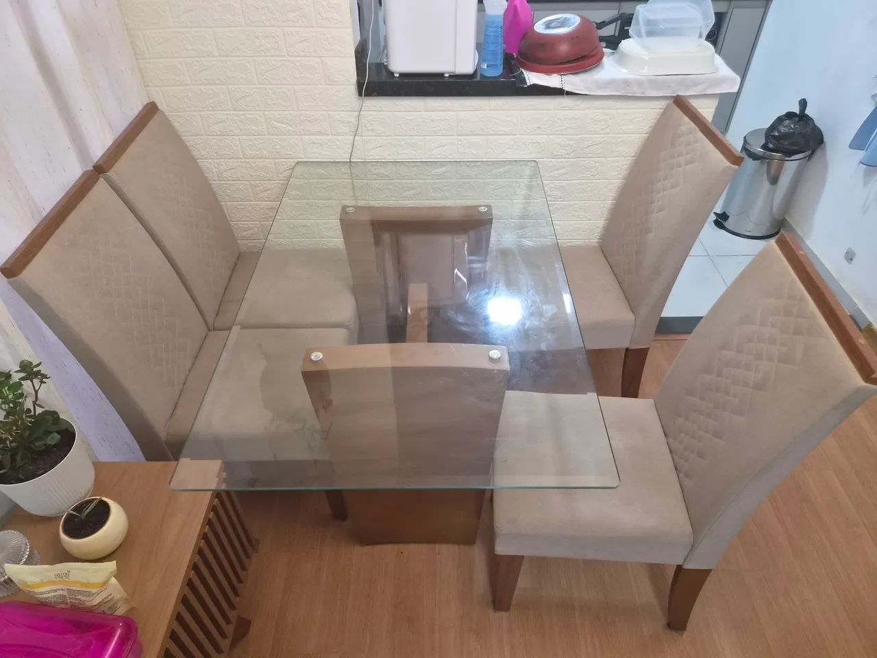 Mesa 6 lugares com 4 cadeiras