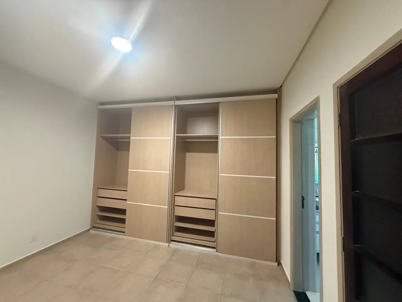 Guarda-roupa Planejado Grande (Amadeirado) - Foto 2
