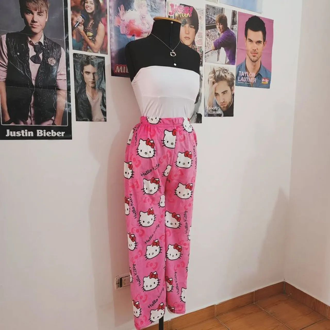 Perfeição de calça Hello Kitty em pelúcia e algodão  fica perfeito em qualquer corpo