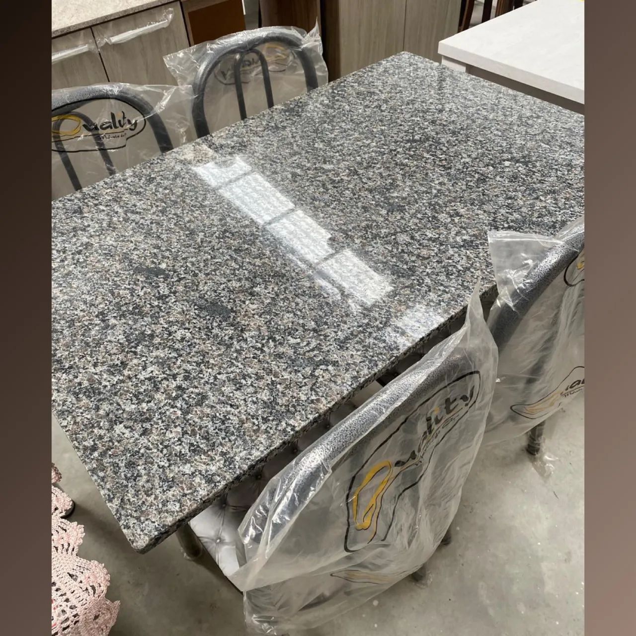 Mesa de granito com 4 cadeiras - entregamos 