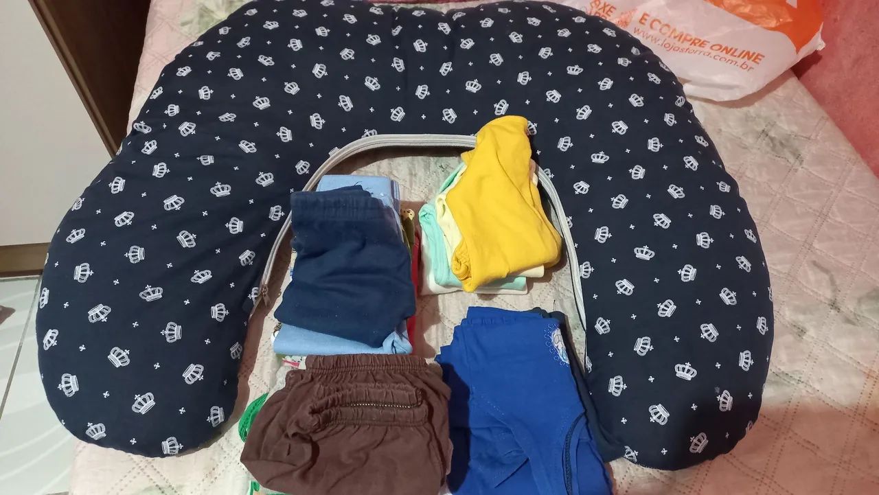 Pequeno lote de roupas RN/P + almofada amamentação 