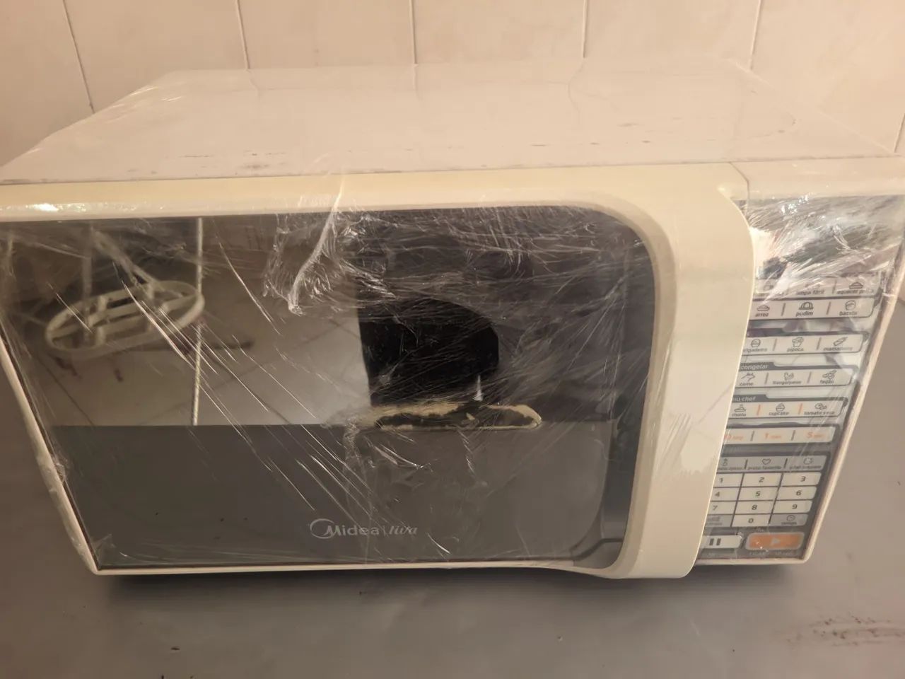 microondas midea mtae21 usado em funcionamento.