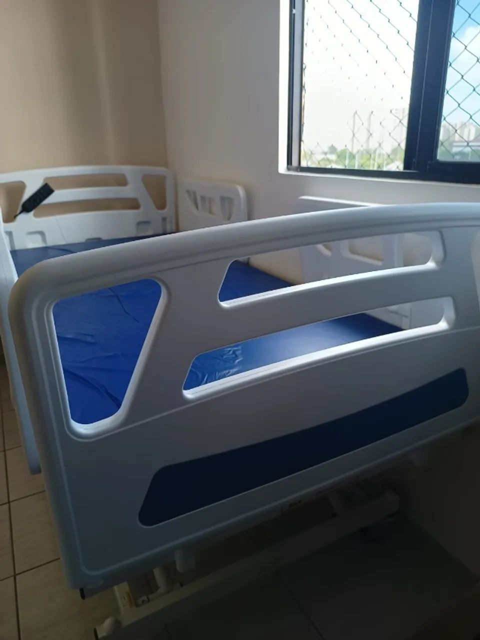 Cama Hospitalar Fowler Motorizada com Elevação - Foto 3