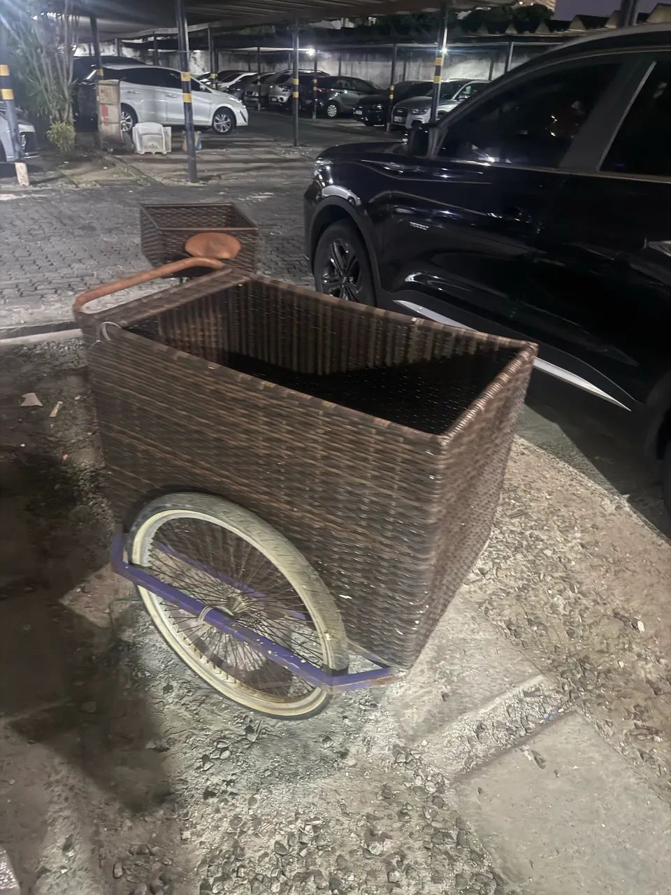 Bicicleta com cesto para vendas e eventos 