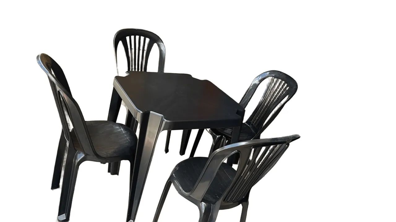 Mesa plástica com 4 cadeiras  - Foto 2
