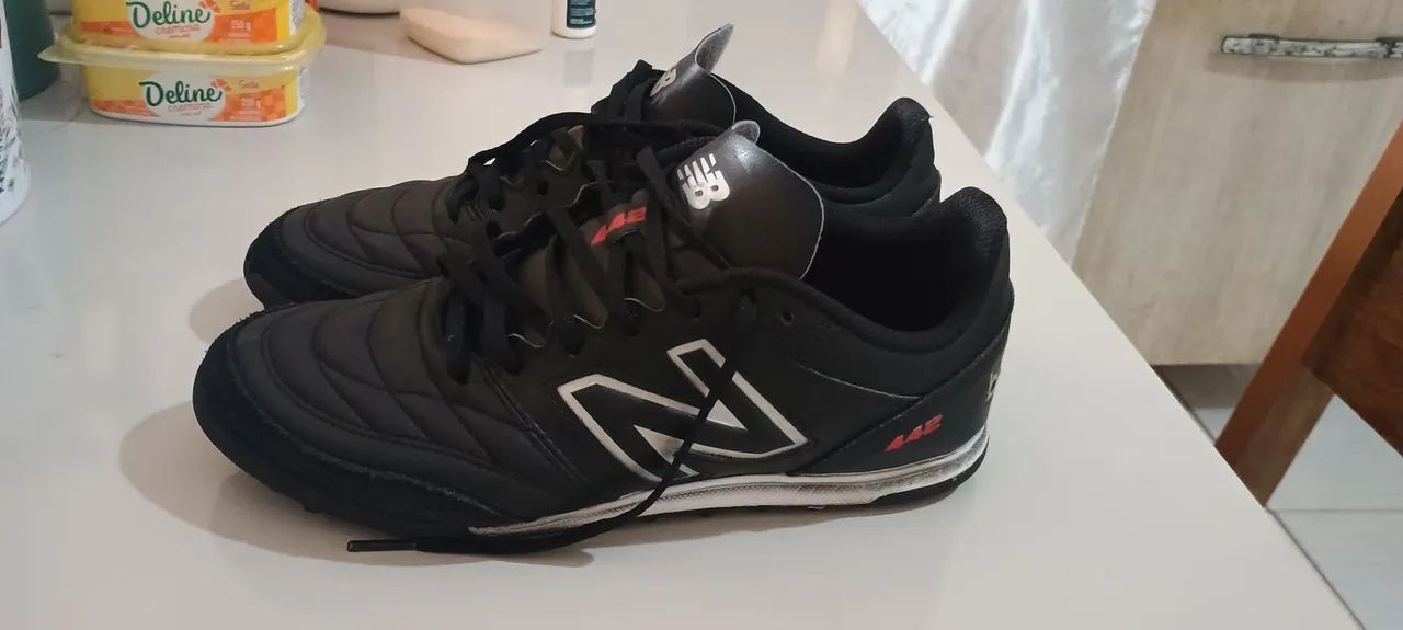 Chuteira society New Balance modelo 442 