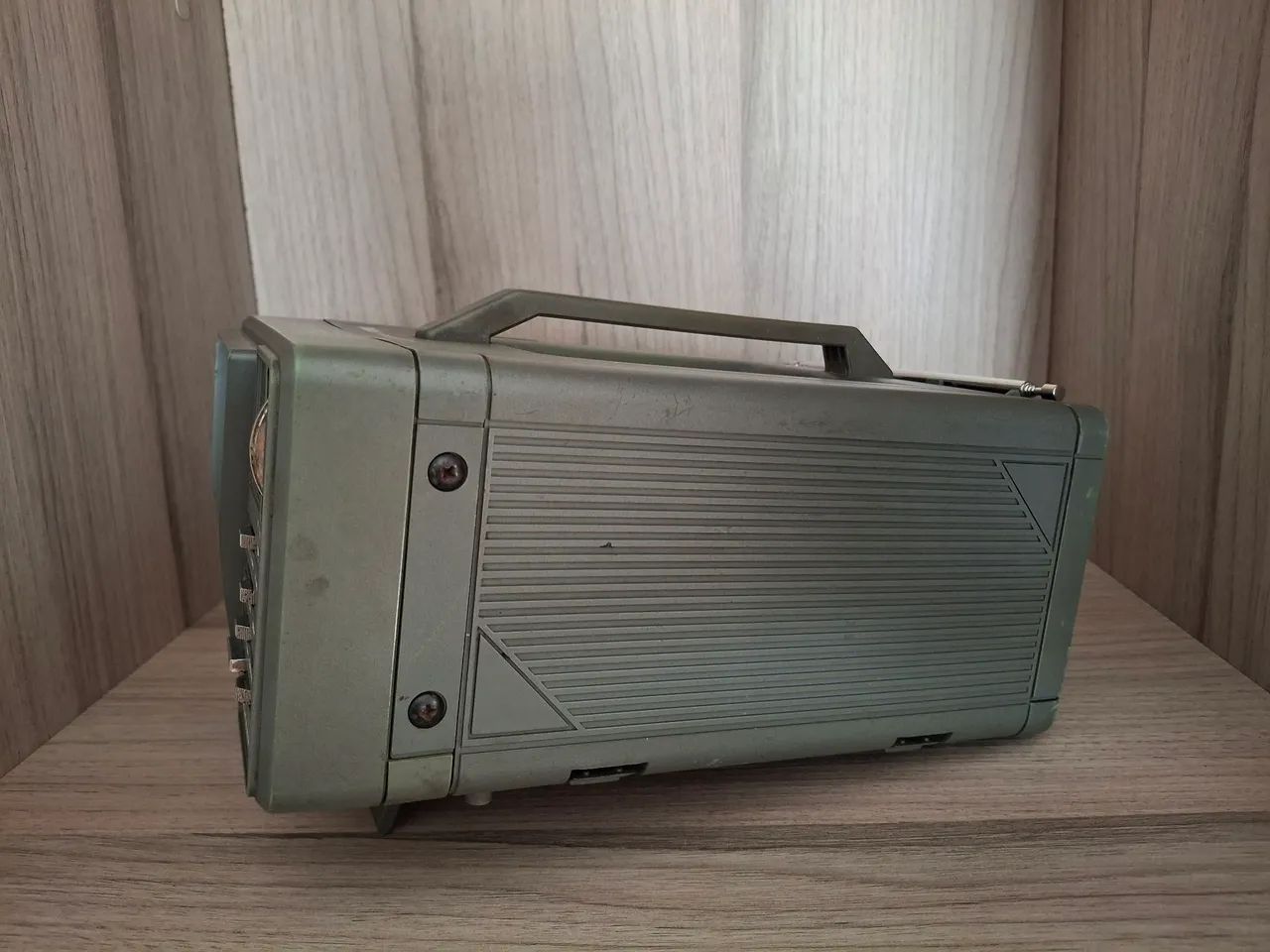 TV PORTÁTIL DE TUBO 5" POLEGADAS PRETO E BRANCO C/ RÁDIO AM/FM. (RARIDADE)<br> - Foto 4