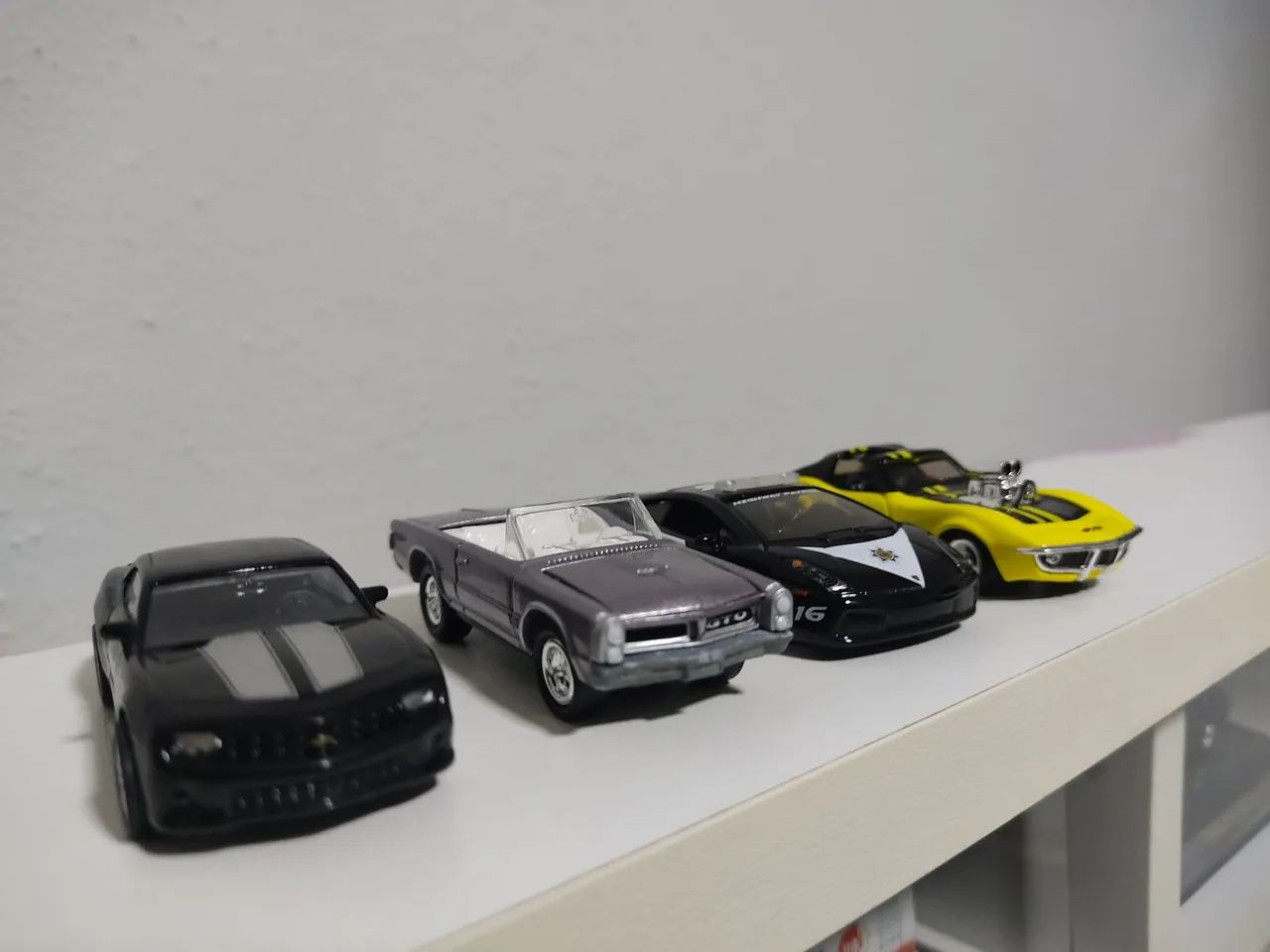 LOTE COM QUATRO MINIATURAS DE CARROS  - Foto 2