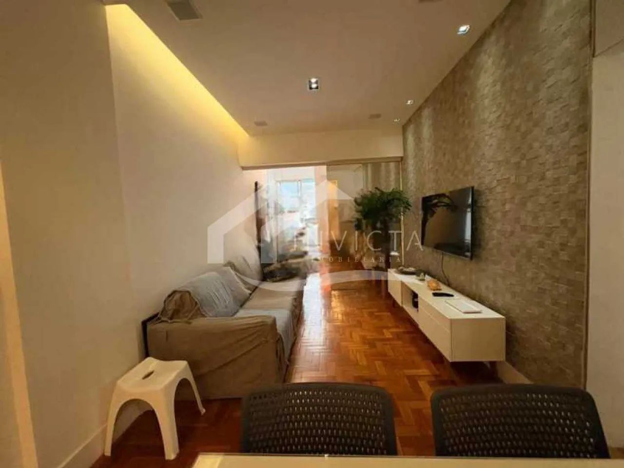 Excelente 2 quartos reformado na quadra da praia do posto 5!!!