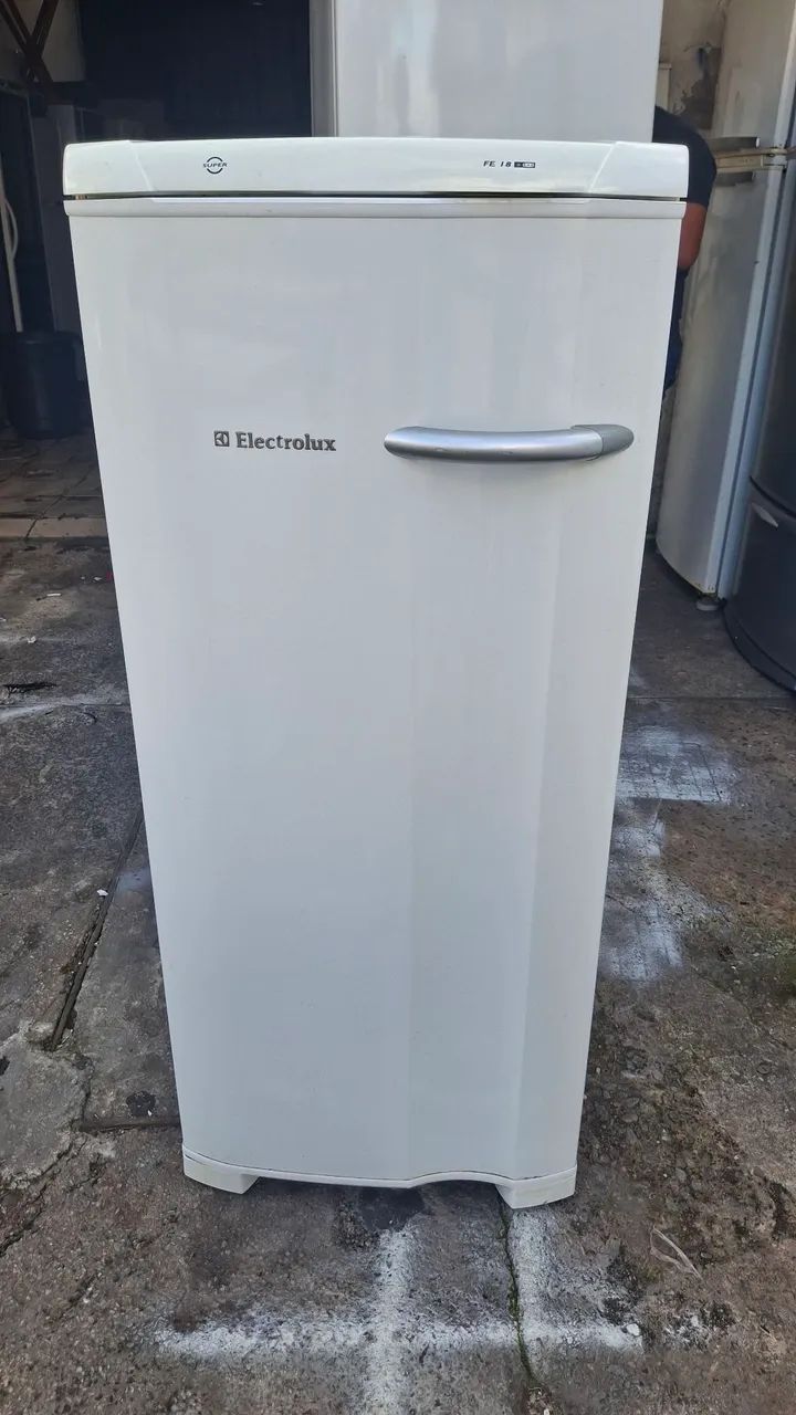 FREEZER VERTICAL ELECTROLUX SEMI-NOVO