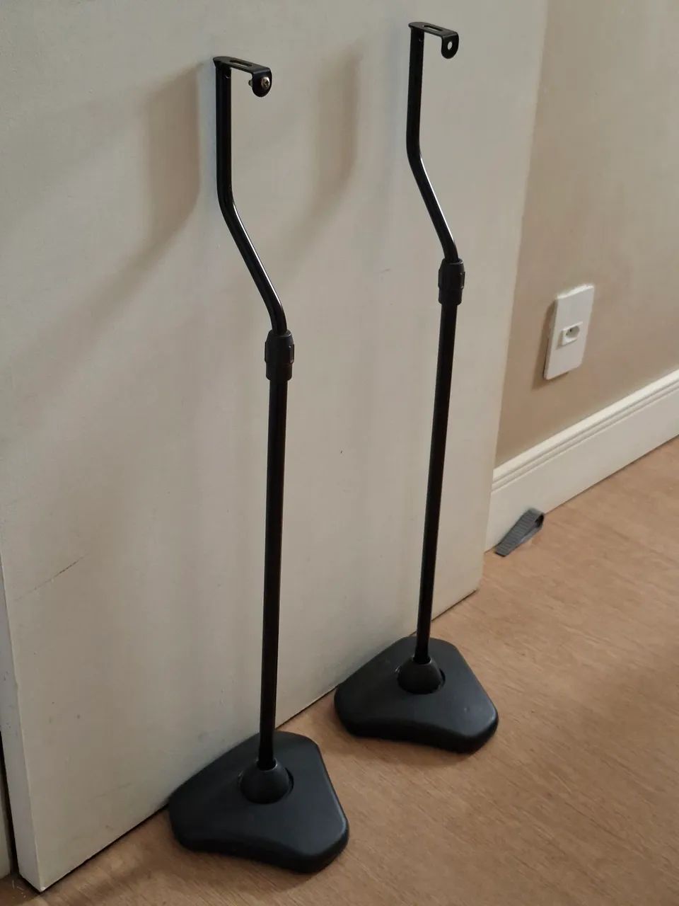 PAR DE PEDESTAL PARA CAIXAS DE HOME THEATER BASE TRIANGULAR