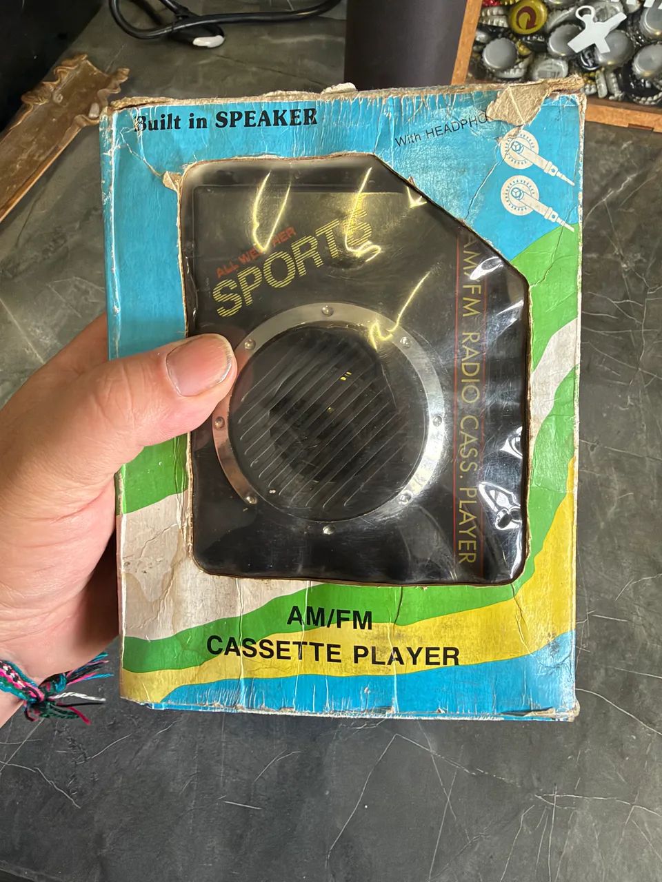 Walkman antigo na caixa com fone 