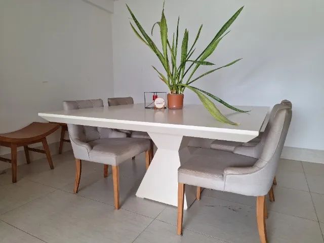 Mesa de jantar quadrada.