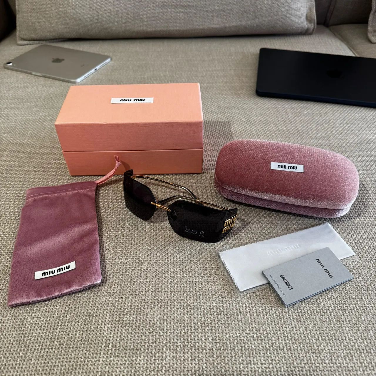 óculos de sol miu miu logo sunglasses
