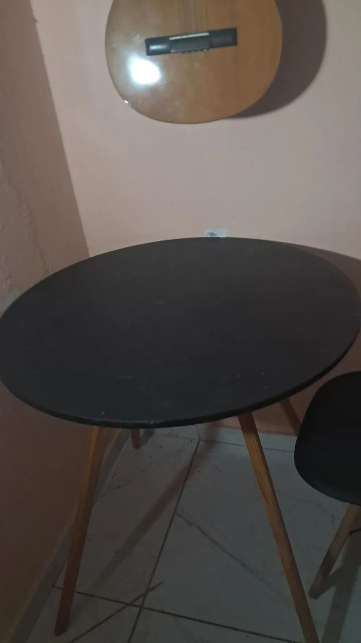 MESA COM DUAS CADEIRAS EMAES  - Foto 3