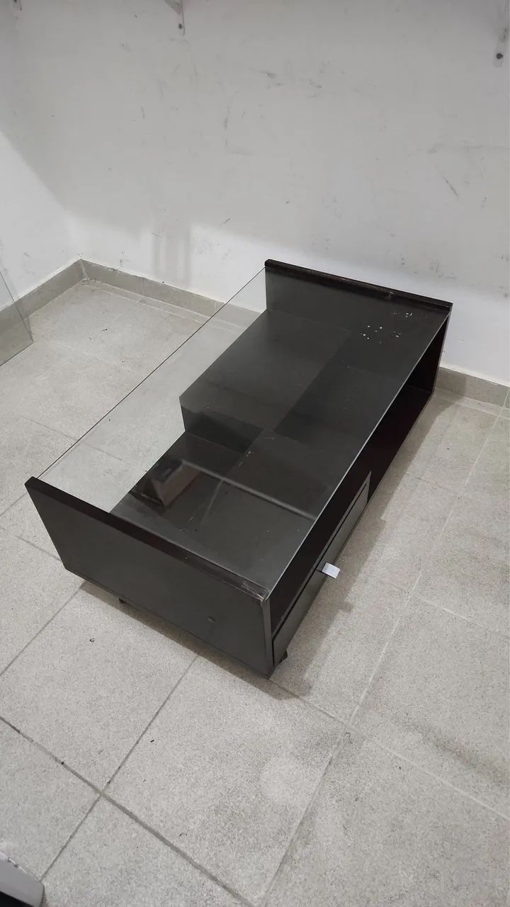 Mesa de Centro em Madeira com Tampo de Vidro e 2 Gavetas