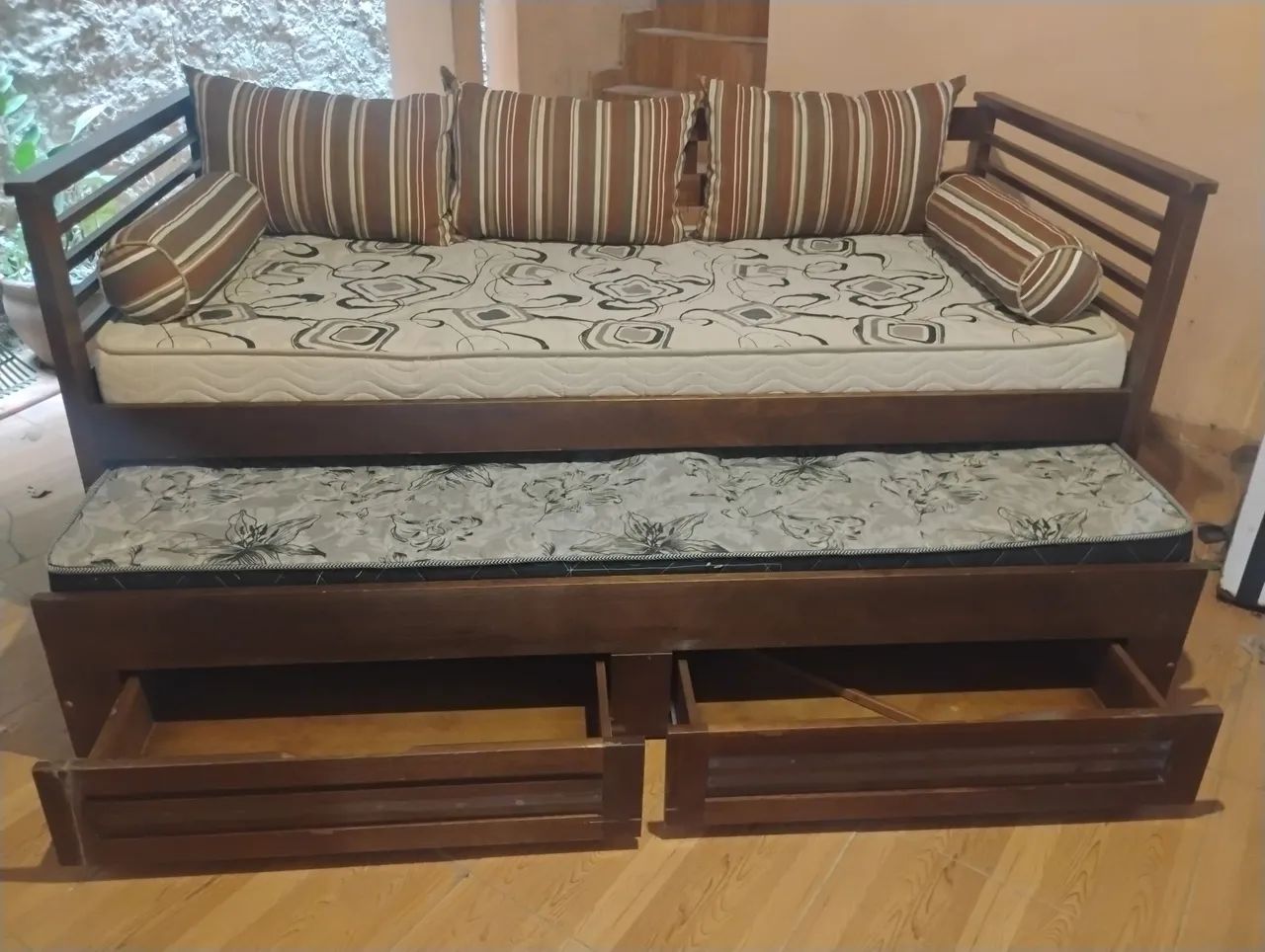 Vendo bicama com 2 colchões 2 gavetas em madeira , Cel * - Foto 2