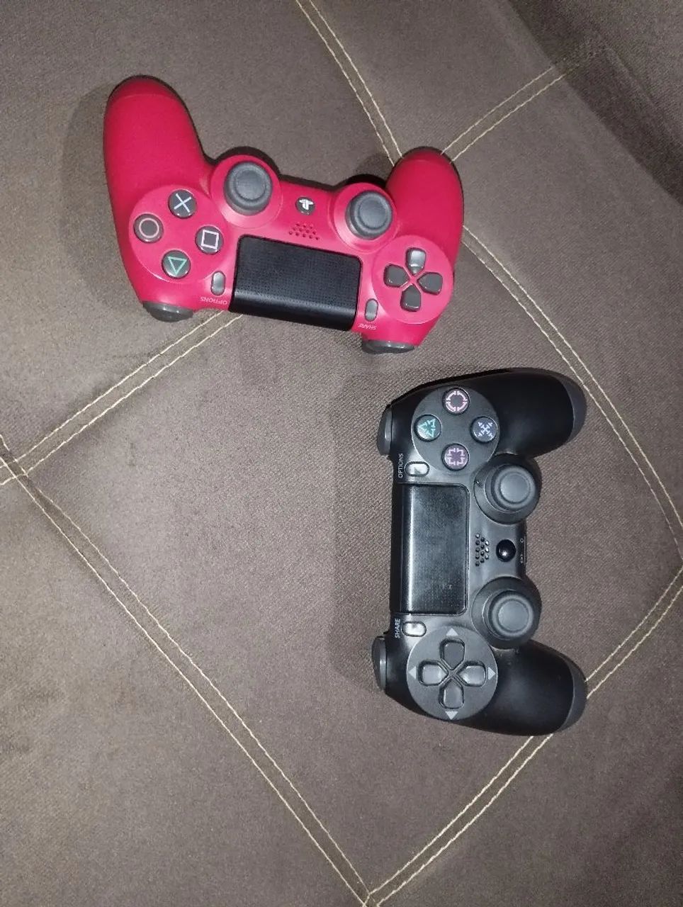 PS 4 SLIM DE 1TR + 2 CONTROLES E 2 JOGOS NA CAIXA  - Foto 3