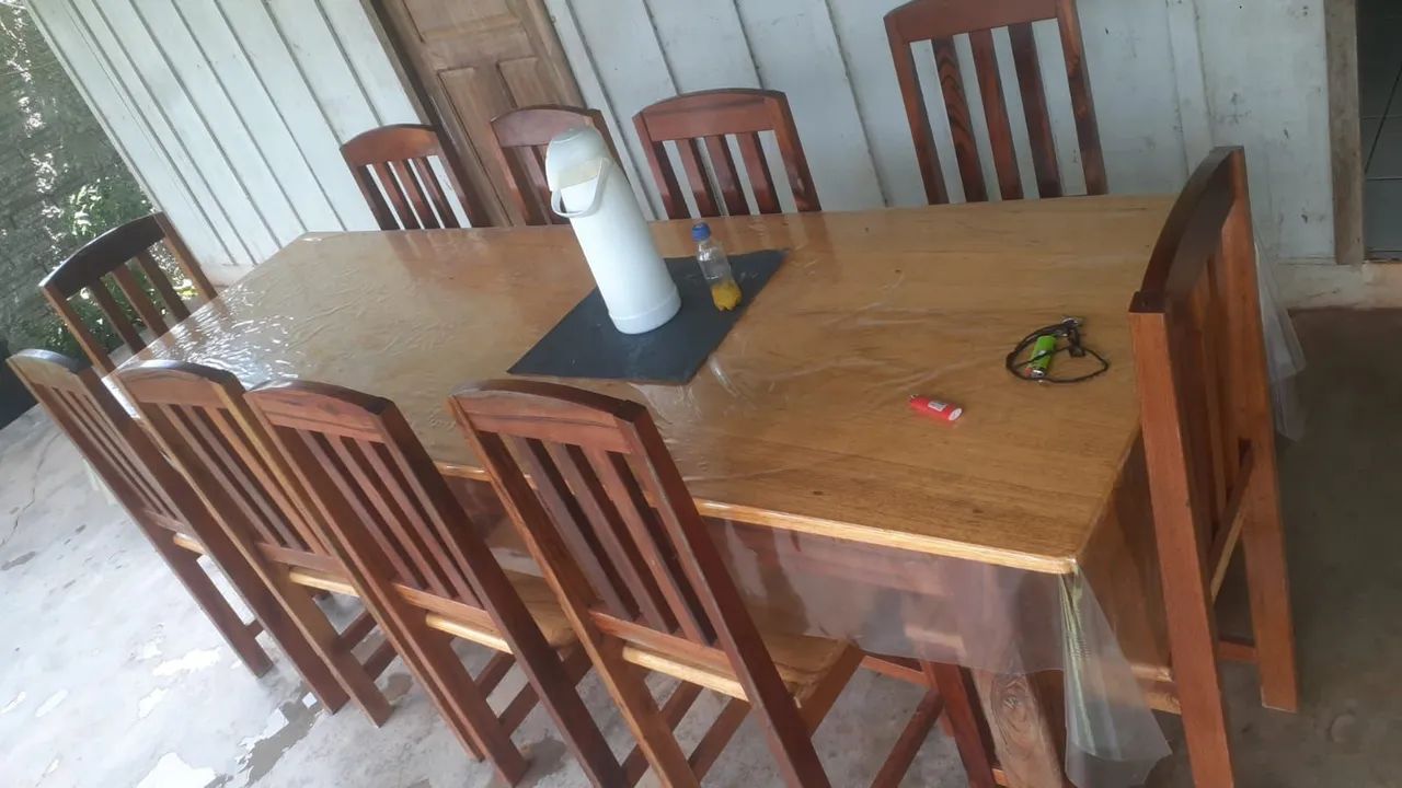 Vende-se Mesa Com 10 Cadeiras 