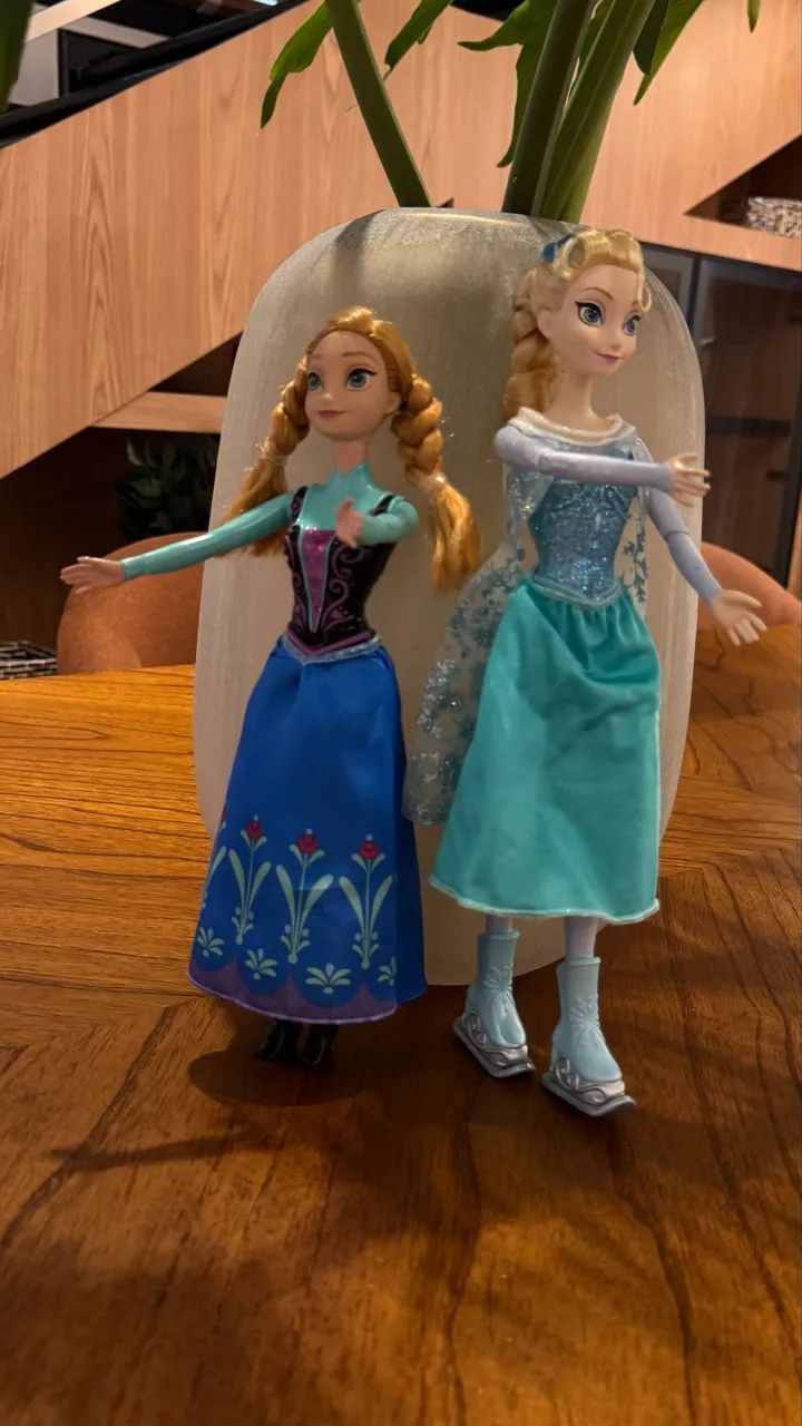 Kit / Dupla Boneca Elsa e Ana  Disney Store - Foto 4