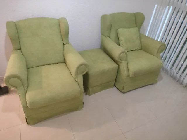 2 Poltronas Verde + puff e uma almofada