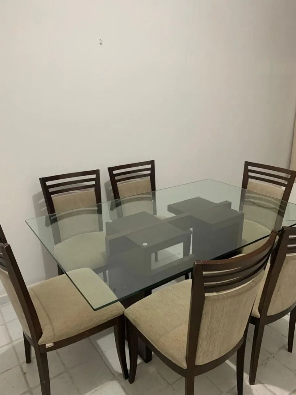 Mesa de jantar com tampo de vidro e 6 cadeiras - Foto 2
