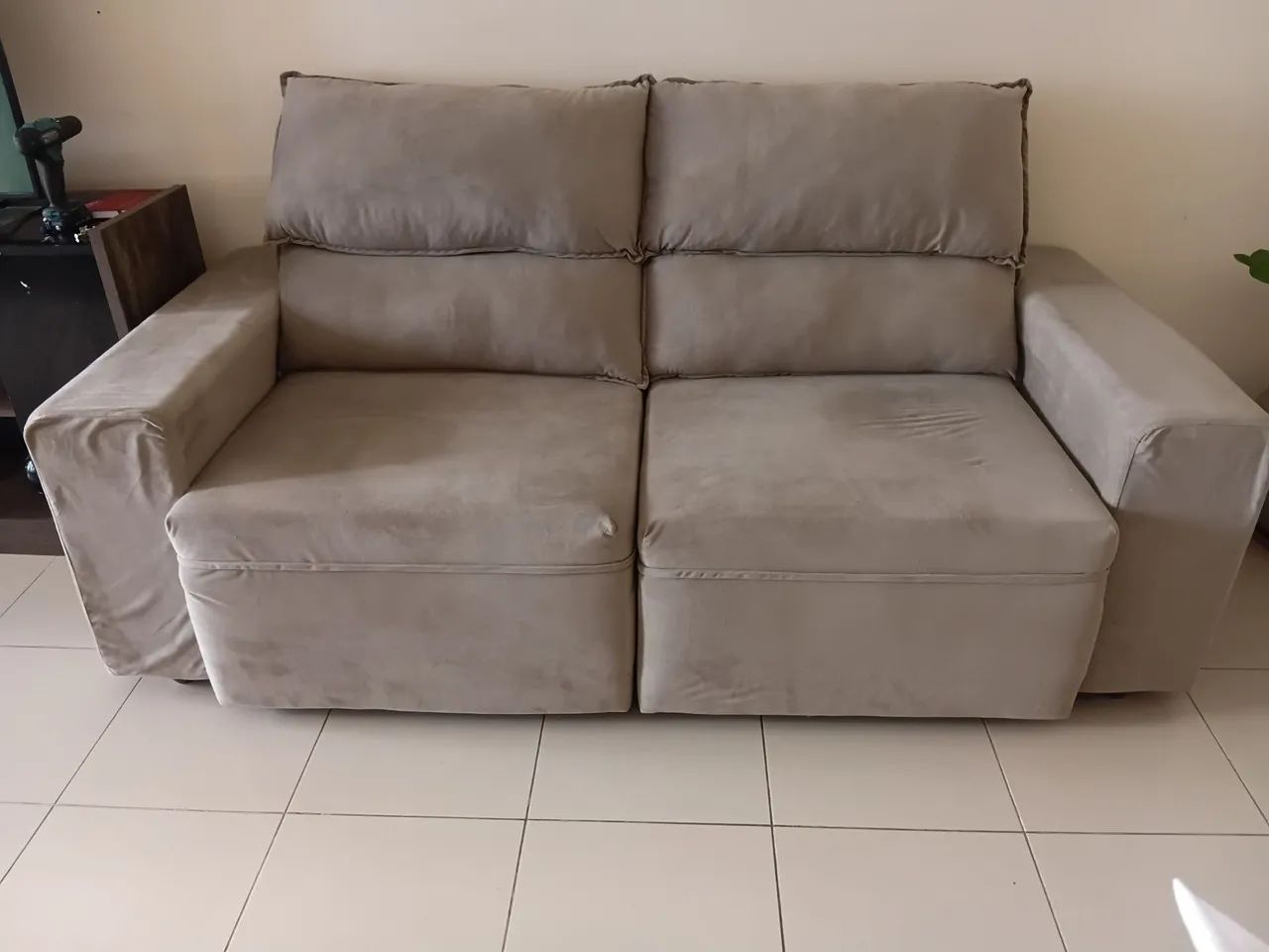 Sofa retrátil na cor bege