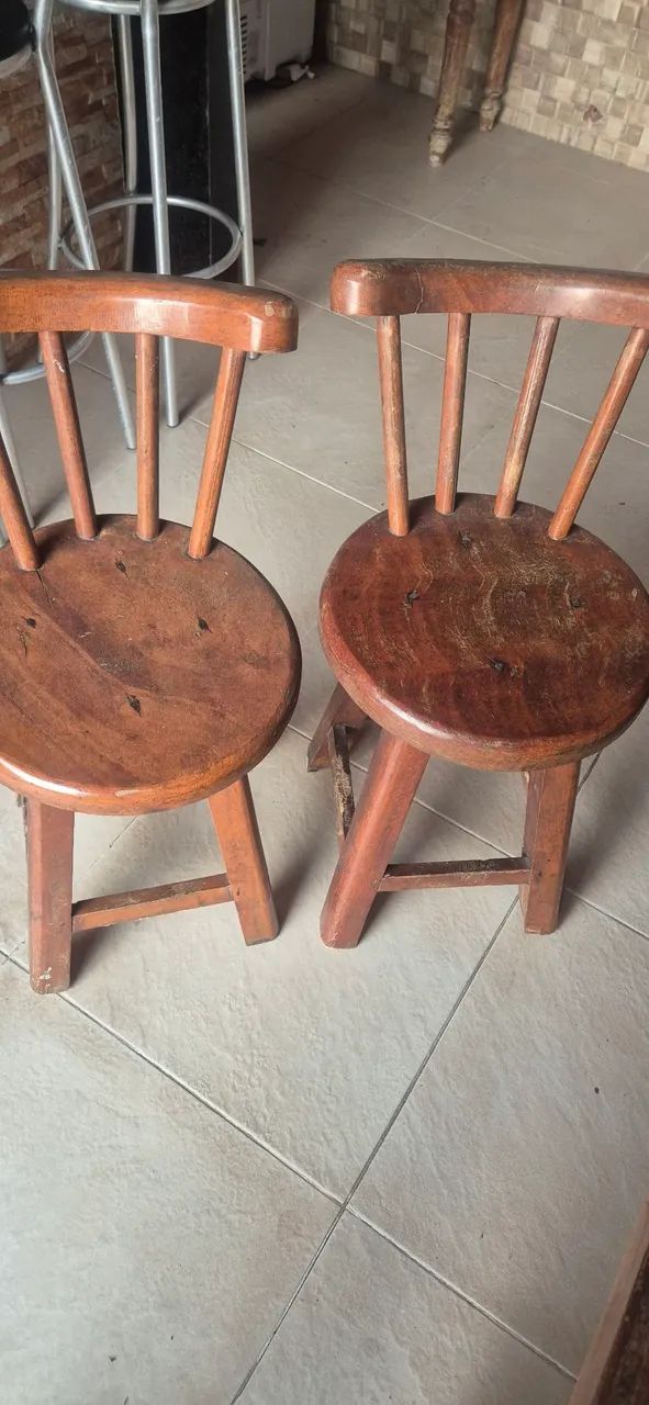 Vende-se 2 cadeiras em madeira. Podem ser usadas em area de lazer ou cozinha.