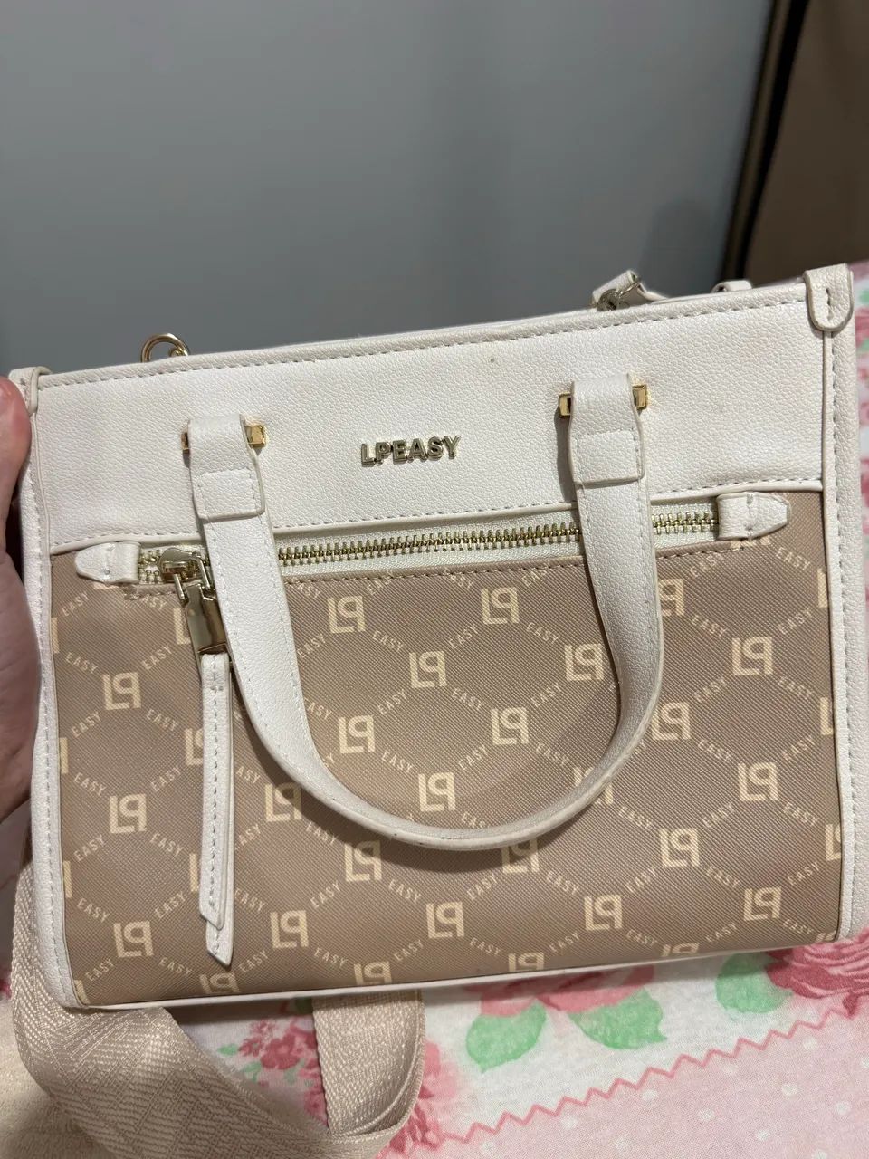 Bolsa lança perfume 