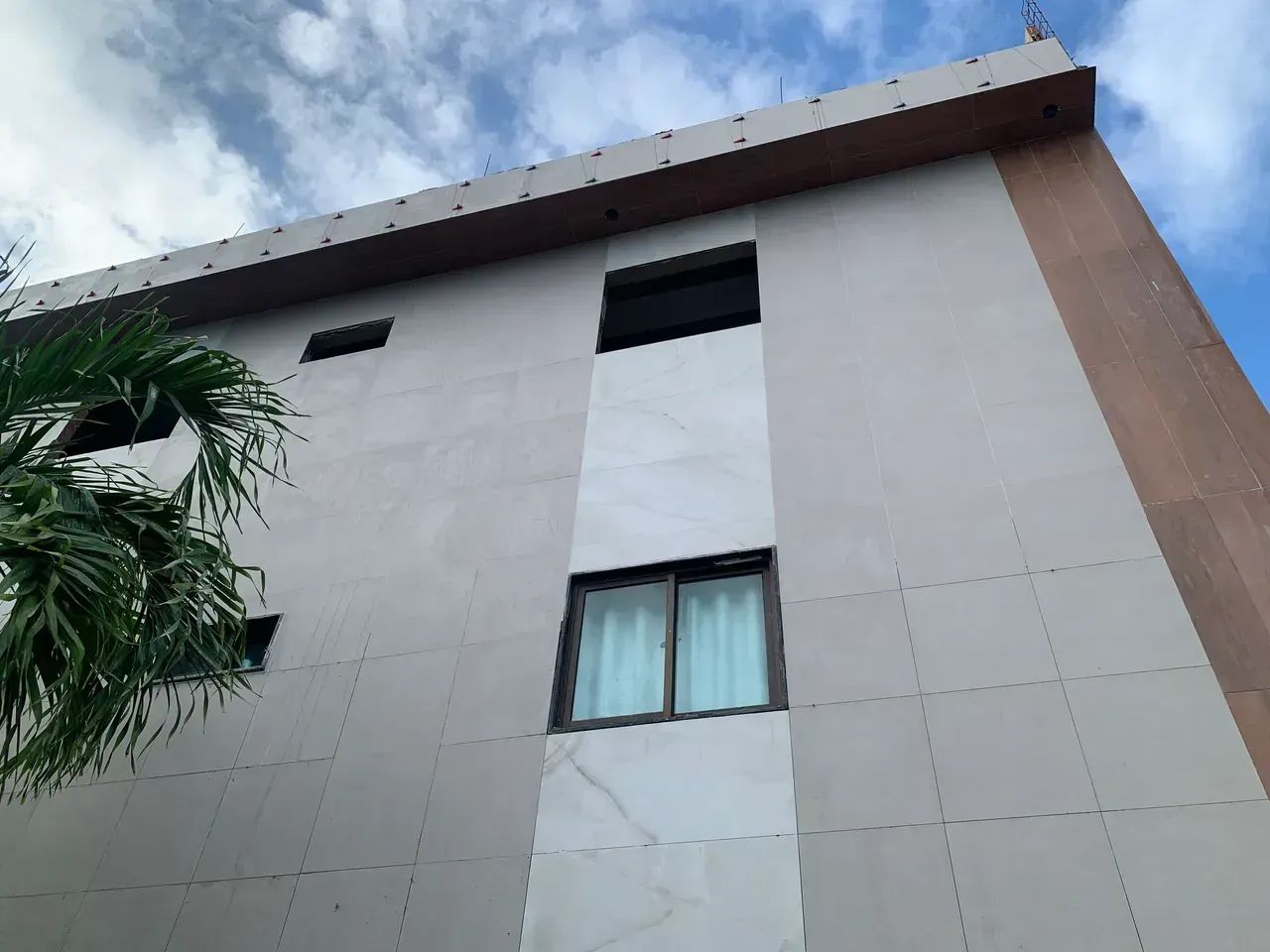 Prédio c/ 21 APT Studios Mobiliados e Alugados. RENDA CERTA. 30m do Mar. IMPERDÍVEL p/ Inv