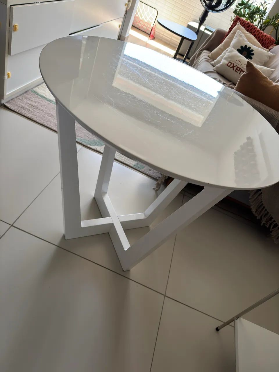 Mesa lateral de madeira em laca 