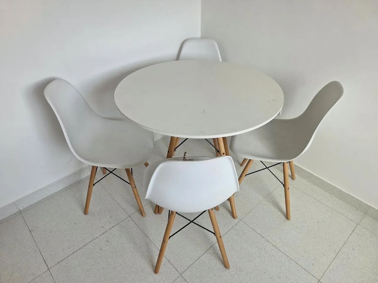 Vendo conjunto com 4 cadeiras 