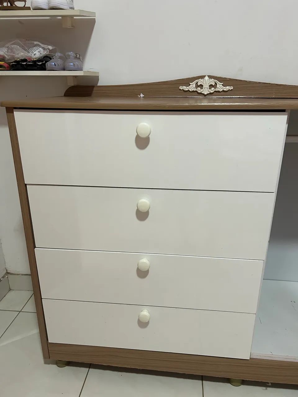 Cômoda de bebê e berço