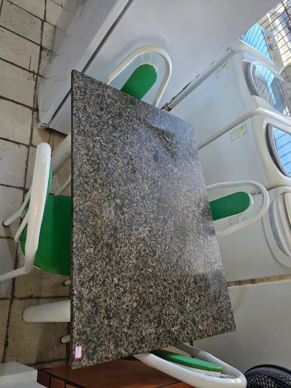Mesa de marmore com 4 cadeiras usadas