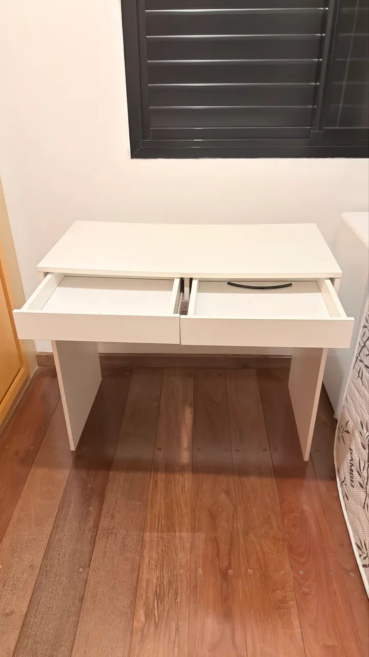 Escrivaninha branca com gavetas 
