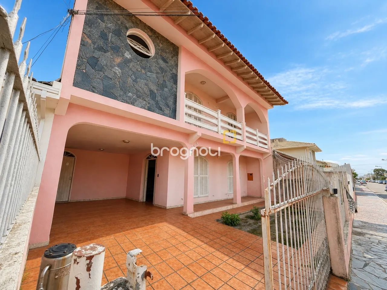 Sobrado no balneário do Estreito, aprox. 310mt2, com suíte, 2 quartos e garagem coberta - Foto 4