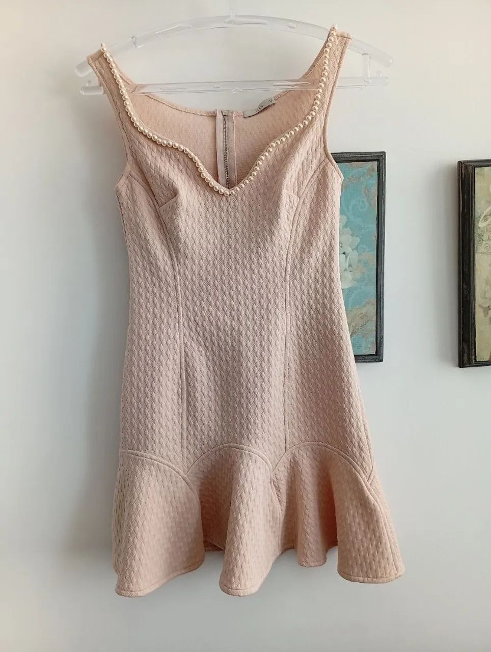 Vestido em malha de ótima qualidade, cor salmão e acabamento com pérolas. Tamanho 38. - Foto 3