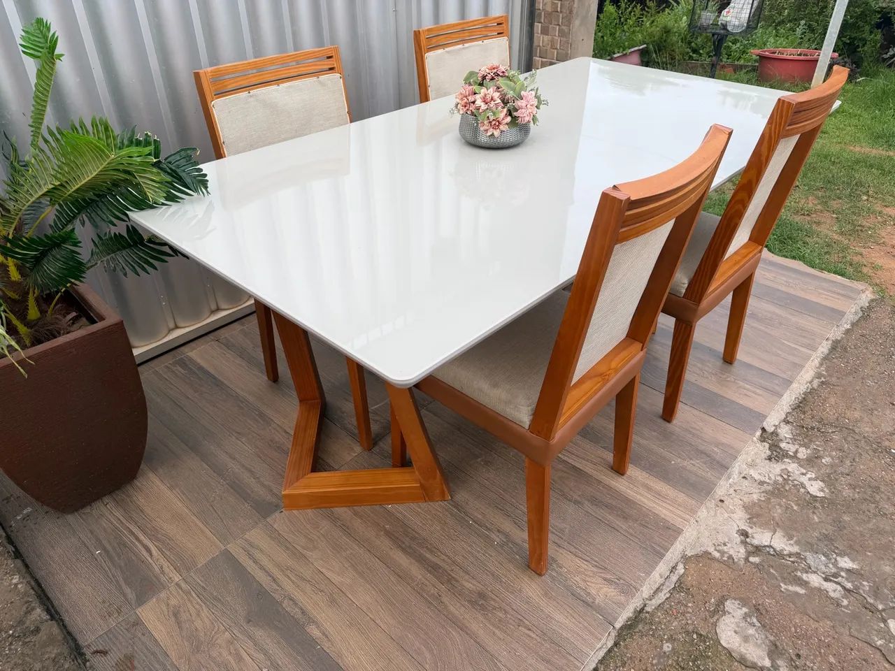 Conjunto de mesa de jantar de madeira  com tampo de vidro - Foto 2